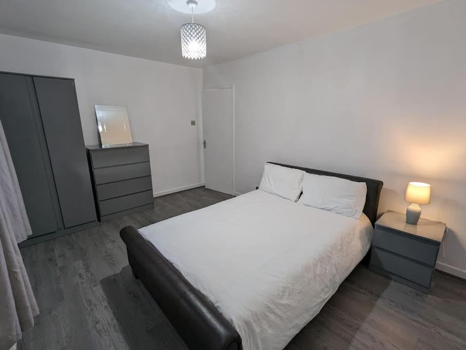 3 Bedroom Apartment Sleeps 8 Единбург Екстериор снимка